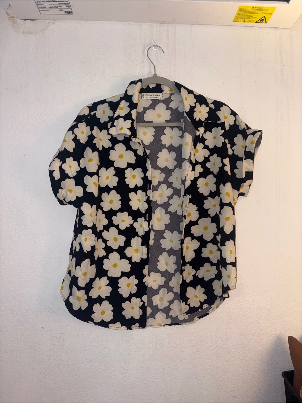 Jon & Anna Black Short-Sleeve Floral Button-Up with White & Yellow Daisies